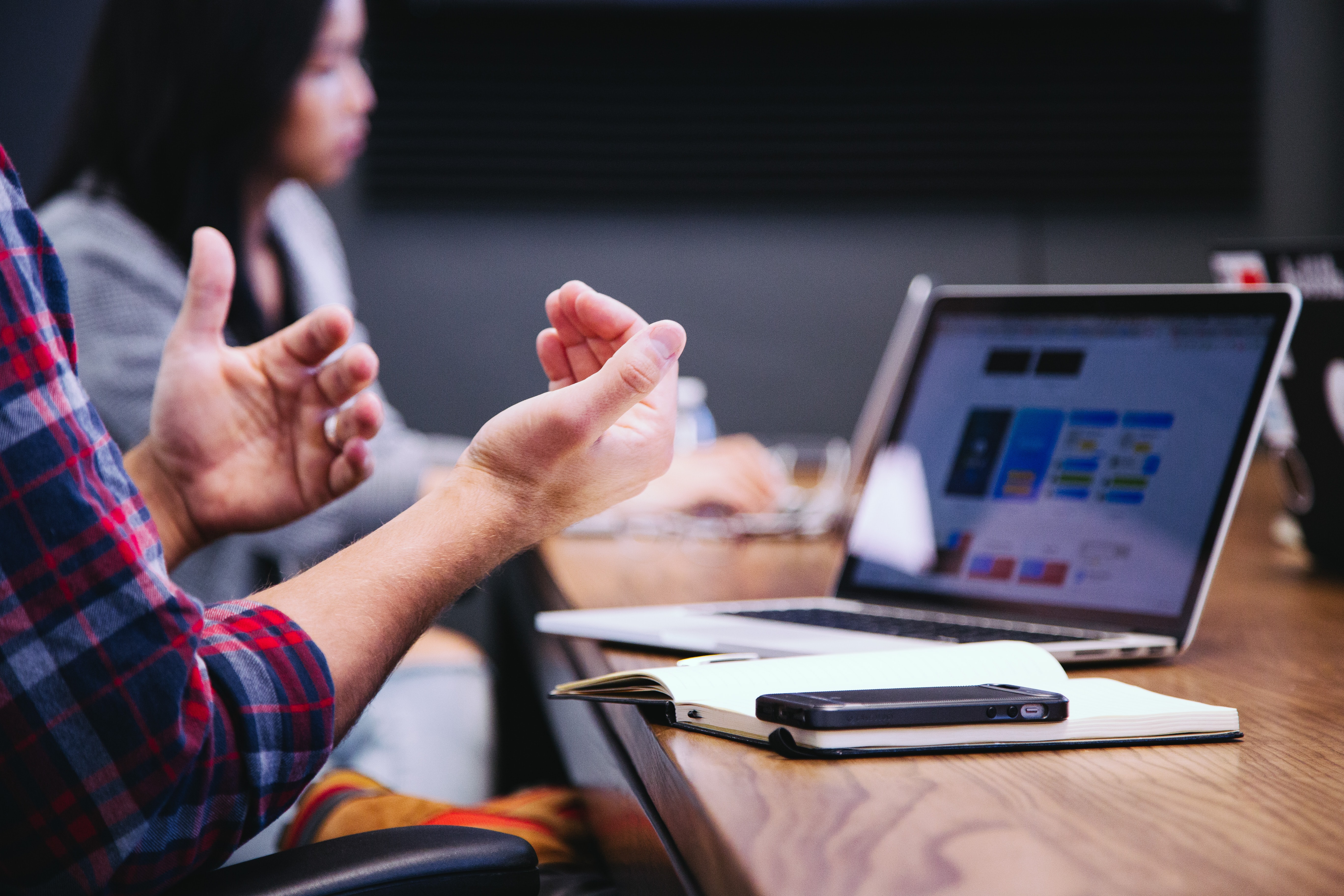 RPO : pourquoi faire appel à un cabinet spécialisé plutôt qu’à un·e consultant·e en recrutement freelance ?